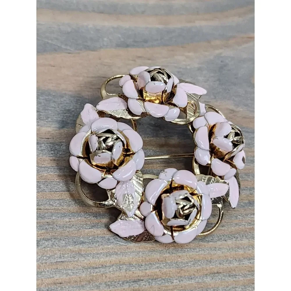 VINTAGE JEWELRY BROOCH PIN ROSES FLOWER WREATH GOLD TONE PINK ENAMEL
